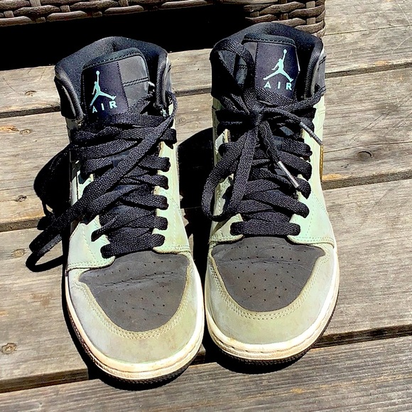 Kids Air Jordan High-Tops - Picture 2 of 3